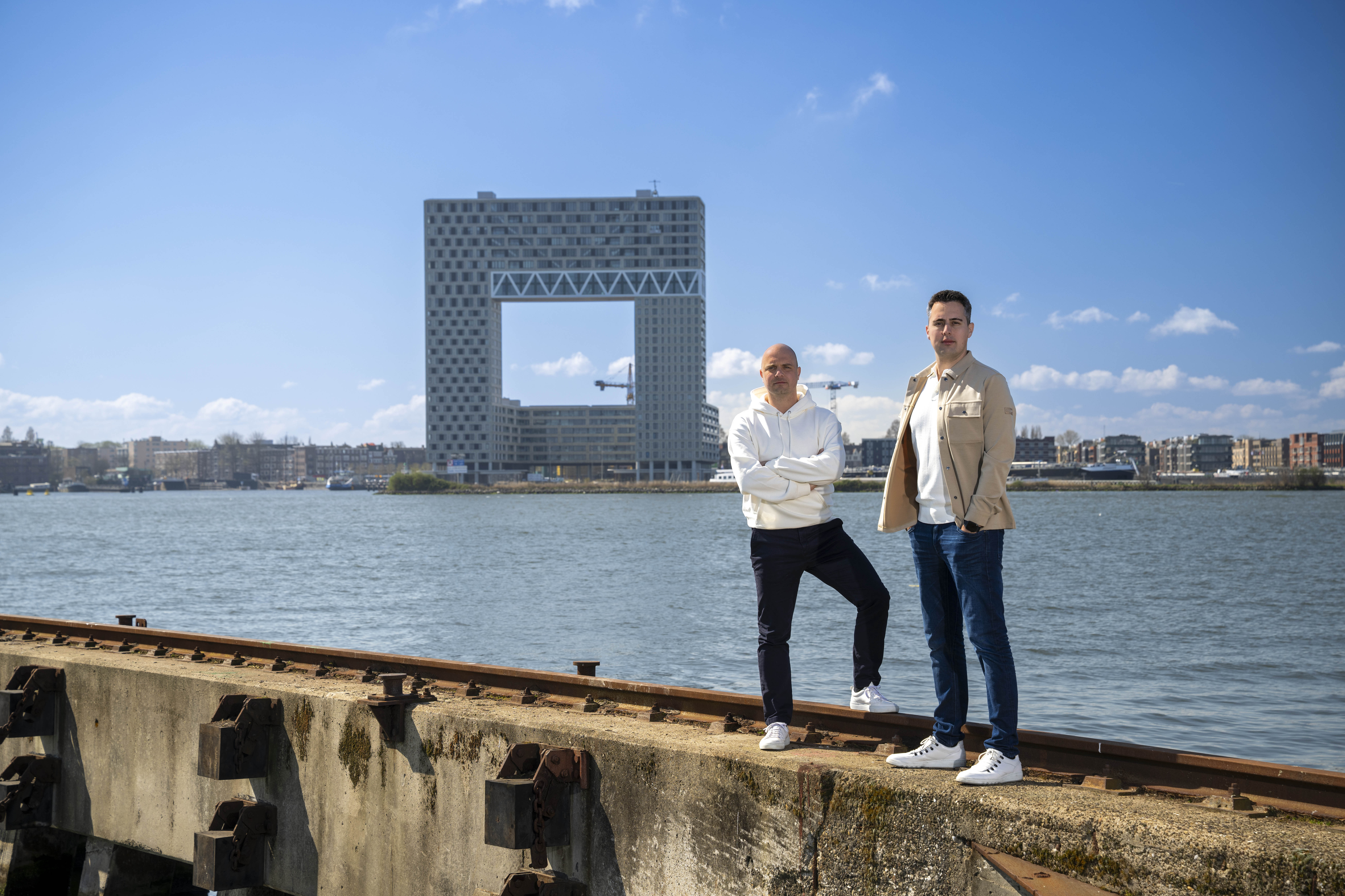 Kevin Overtoom en Marnix Haitsma, oprichters van Recruitsome, aan de Amsterdamse gracht